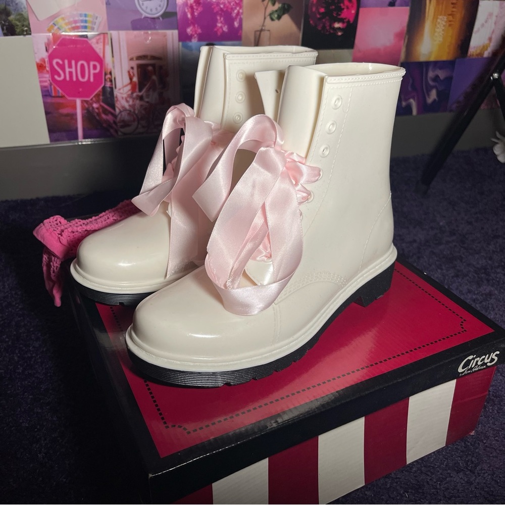 Boots - Picture 4 of 10